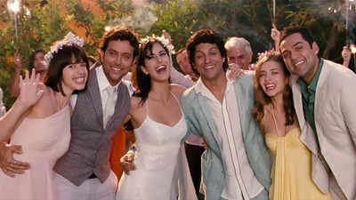 SOORAJ-KI-BAAHON-MEIN-Zindagi-Na-Milegi-Dobara.jpg
